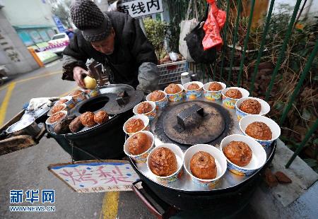 （草根故事）（5）年近九旬自食其力　“烤梨爺爺”感動南京