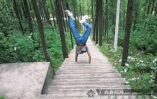 男子雙手倒立能走能跑 欲申報(bào)吉尼斯紀(jì)錄(圖)