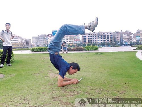 男子雙手倒立能走能跑 欲申報(bào)吉尼斯紀(jì)錄(圖)