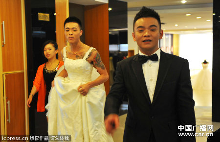 　2012年9月13日，在泉州拍攝婚紗照。強(qiáng)少穿上了白色婚紗，裙擺曳地。