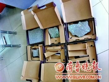 裝電腦的幾個(gè)箱子中裝的是石塊。
