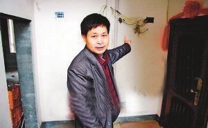 　面對一邊已經(jīng)裝好、一邊還沒裝修的房子，桂先生很是無奈。