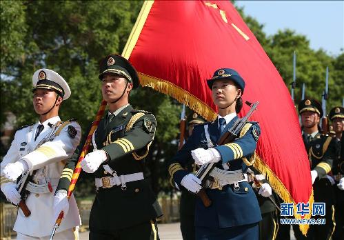     5月12日，我軍首批三軍女子儀仗兵亮相外交禮儀，接受中外領(lǐng)導(dǎo)人檢閱。身著07式禮賓服的13名儀仗隊女兵分列在軍旗組和陸軍、海軍和空軍軍種之中，與男儀仗兵一起伴隨檢閱曲，手持禮賓槍接受檢閱。 新華社記者龐興雷 攝