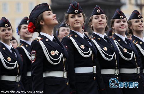 當(dāng)?shù)貢r間2013年5月9日，俄羅斯圣彼得堡，軍校女兵走過冬宮廣場，俄羅斯軍隊紀(jì)念二戰(zhàn)勝利68周年。  (圖片來源：東方IC)