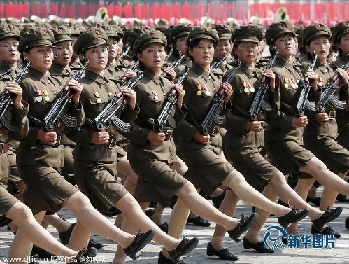     當(dāng)?shù)貢r間2013年9月9日，朝鮮平壤，朝鮮工農(nóng)兵參加閱兵式，慶祝朝鮮民主主義人民共和國成立65周年。(圖片來源：東方IC)