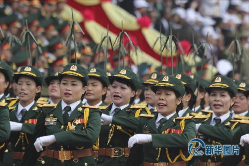 當(dāng)?shù)貢r(shí)間2014年5月7日，越南奠邊府，越南女兵正在進(jìn)行紀(jì)念奠邊府大捷60周年的游行。越南軍隊(duì)在奠邊府大敗法軍，預(yù)示著法國(guó)對(duì)越殖民統(tǒng)治的崩潰。(圖片來(lái)源：東方IC)