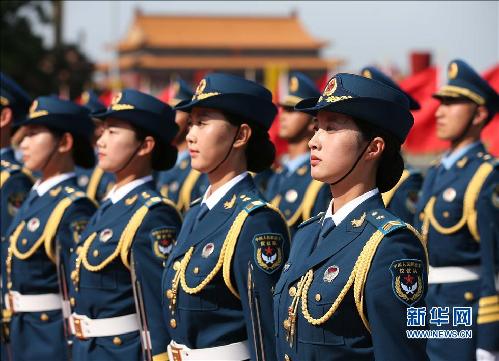     5月12日，我軍首批三軍女子儀仗兵亮相外交禮儀，接受中外領(lǐng)導(dǎo)人檢閱。身著07式禮賓服的13名儀仗隊(duì)女兵分列在軍旗組和陸軍、海軍和空軍軍種之中，與男儀仗兵一起伴隨檢閱曲，手持禮賓槍接受檢閱。 新華社記者龐興雷 攝