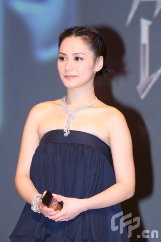章子怡阿嬌出席代言?xún)扇耸状瓮_(tái)倍受保護(hù)(圖)