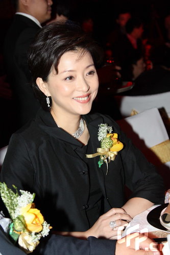 章子怡阿嬌出席代言?xún)扇耸状瓮_(tái)倍受保護(hù)(圖)