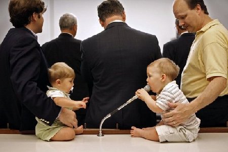 父母過度保護(hù)與攀比對孩子有害