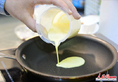　這種名為“超越雞蛋”的安全食材主要由從豆類(lèi)植物中提取的蛋白質(zhì)構(gòu)成?？诟信c雞蛋基本不差異。