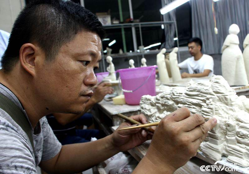 參加德化瓷研培計劃的一名學(xué)員 （王甲鑄 攝）