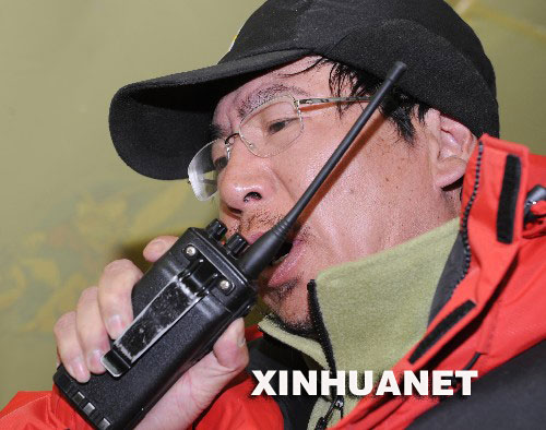 　5月8日凌晨，北京奧運圣火珠峰傳遞登山隊從海拔8300米的突擊營地出發(fā)，向著珠峰峰頂沖擊。這是奧運火炬登頂珠峰前方總指揮李致新在珠峰大本營與前方隊員聯(lián)系。 　