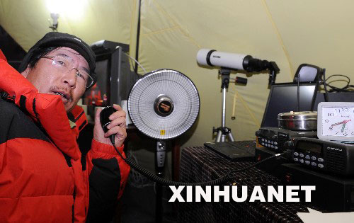 5月8日凌晨，北京奧運圣火珠峰傳遞登山隊從海拔8300米的突擊營地出發(fā)，向著珠峰峰頂沖擊。目前，登山隊已經(jīng)越過第二臺階。這是奧運火炬登頂珠峰前方總指揮李致新在珠峰大本營與前方隊員聯(lián)系。 　