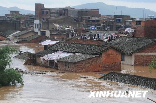6月13日，廣西鹿寨縣鹿寨鎮(zhèn)大片民房被淹。由于普降暴雨，廣西鹿寨縣發(fā)生嚴(yán)重洪災(zāi)，大片民房被淹。國(guó)家防總已派人抵達(dá)該縣指導(dǎo)抗洪救災(zāi)。 