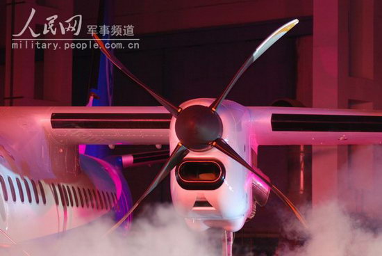 6月28日晚，一航西飛總裝廠房內(nèi)，首架“新舟”600飛機(jī)的左發(fā)動機(jī)沉浸在總裝下線儀式預(yù)演的煙霧中。