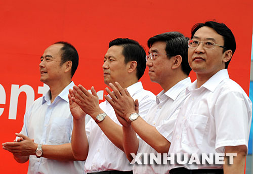 7月8日，北京奧運(yùn)會(huì)四位新聞發(fā)言人與媒體見(jiàn)面。他們分別是北京奧組委執(zhí)行副主席王偉（左一）、國(guó)務(wù)院新聞辦公室一局局長(zhǎng)郭為民（左二）、北京市政府副秘書(shū)長(zhǎng)李偉（左三）、劉志。 新華社記者李文攝 