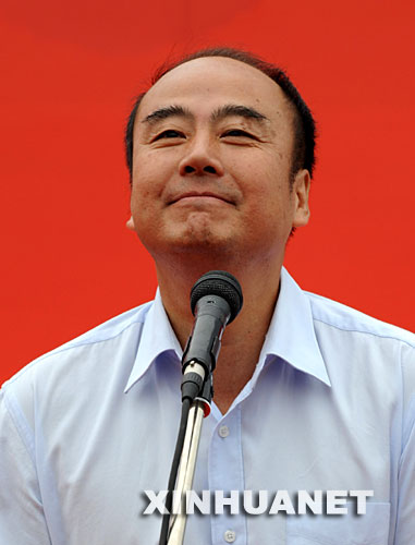 7月8日，北京奧運(yùn)會(huì)新聞發(fā)言人、北京奧組委執(zhí)行副主席王偉與媒體見(jiàn)面。王偉將主要負(fù)責(zé)每天上午由奧組委和國(guó)際奧委會(huì)共同舉行的例行新聞發(fā)布會(huì)。 新華社記者李文攝 