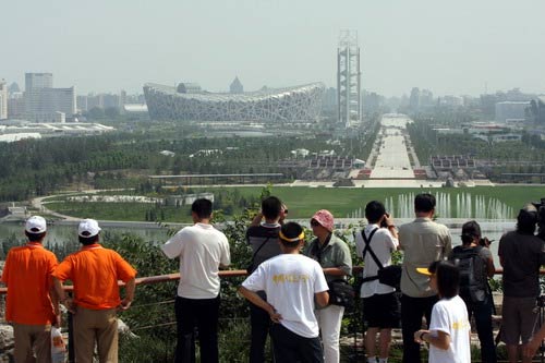 奧運森林公園景色宜人,還可近距離觀看“鳥巢”,引得眾多游客拍照留念。來源:第29屆奧運會官方網(wǎng)站