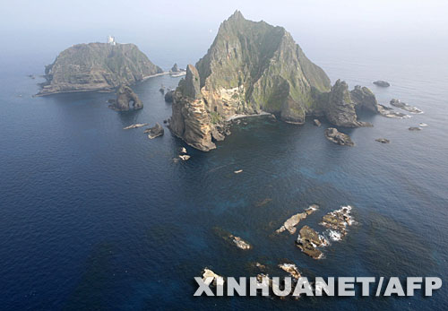 這是7月14日航攝的獨島（日本稱“竹島”）的照片。韓國外交通商部發(fā)言人文太暎當日發(fā)表聲明，強烈抗議日本在當天公布的中學(xué)教科書指導(dǎo)手冊中將獨島（日本稱“竹島”）表述為日本領(lǐng)土，并要求日本立即對有關(guān)內(nèi)容進行修正。韓國外交通商部將采取召回韓國駐日本大使和召見日本駐韓國大使這兩項外交措施，就此問題向日本政府表示強烈抗議。 新華社/法新 