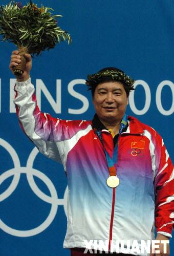2004年8月14日，王義夫獲第28屆雅典奧運(yùn)會(huì)射擊男子10米氣手槍金牌。圖為王義夫在領(lǐng)獎(jiǎng)臺(tái)上向觀眾致意。 