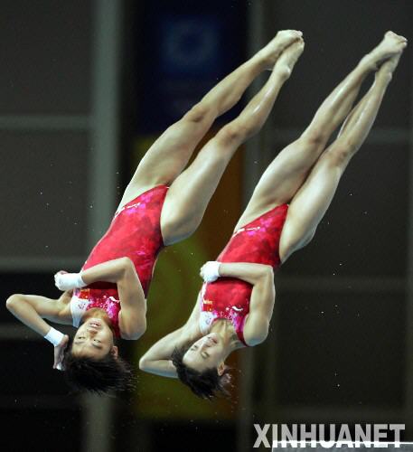  2004年8月16日，勞麗詩/李婷獲第28屆雅典奧運會跳水女子雙人10米跳臺金牌。圖為勞麗詩（左）、李婷在比賽中。 　
