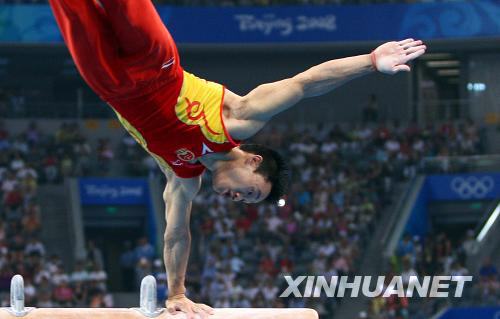  8月9日，中國選手楊威在資格賽鞍馬比賽中。他的鞍馬資格賽成績?yōu)?5.425分。當日，中國隊在北京奧運會體操男子資格賽第二場的比賽中，以374.675分的總成績暫列資格賽第一。