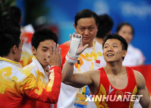  8月9日，中國選手陳一冰（右）在完成他的吊環(huán)動作后和隊友楊威擊掌致意。陳一冰的吊環(huán)資格賽成績?yōu)?6.525分。當日，中國隊在北京奧運會體操男子資格賽第二場的比賽中，以374.675分的總成績暫列資格賽第一。