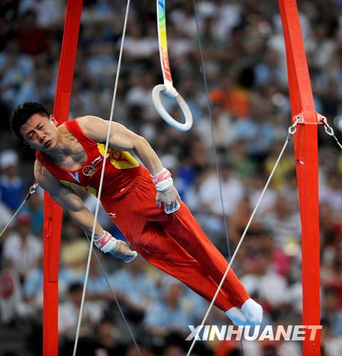  8月9日，中國(guó)選手陳一冰在資格賽吊環(huán)比賽中。他的吊環(huán)資格賽成績(jī)?yōu)?6.525分。當(dāng)日，中國(guó)隊(duì)在北京奧運(yùn)會(huì)體操男子資格賽第二場(chǎng)的比賽中，以374.675分的總成績(jī)暫列資格賽第一。