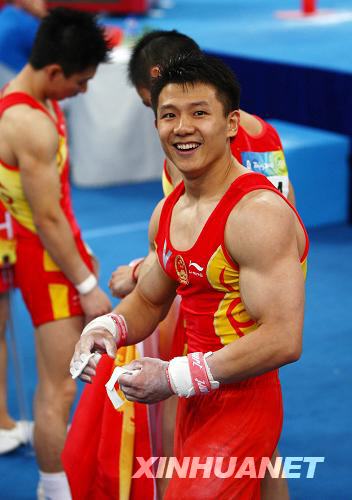 8月9日，中國(guó)選手陳一冰在資格賽吊環(huán)比賽結(jié)束后喜形于色。他的吊環(huán)資格賽成績(jī)?yōu)?6.525分。當(dāng)日，中國(guó)隊(duì)在北京奧運(yùn)會(huì)體操男子資格賽第二場(chǎng)的比賽中，以374.675分的總成績(jī)暫列資格賽第一。