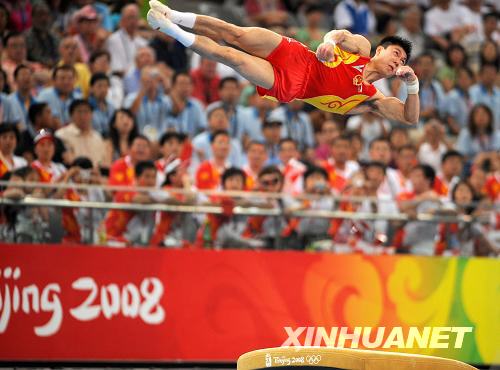 8月9日，中國(guó)選手李小鵬在北京奧運(yùn)會(huì)體操男子資格賽跳馬比賽中。他的跳馬資格賽成績(jī)是16.775分。當(dāng)日，中國(guó)隊(duì)在北京奧運(yùn)會(huì)體操男子資格賽第二場(chǎng)的比賽中，以374.675分的總成績(jī)暫列資格賽第一。