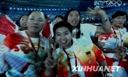 8月24日，北京奧運(yùn)會(huì)閉幕，各國(guó)運(yùn)動(dòng)員在閉幕式電視直播鏡頭里留下最美笑臉，真心祝福奧運(yùn)完美謝幕。 新華社記者張燕輝攝于電視畫面 
