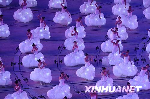 9月6日晚8點(diǎn)，北京2008年殘奧會(huì)開幕式在國(guó)家體育場(chǎng)“鳥巢”舉行。這是開幕式上的文藝表演。