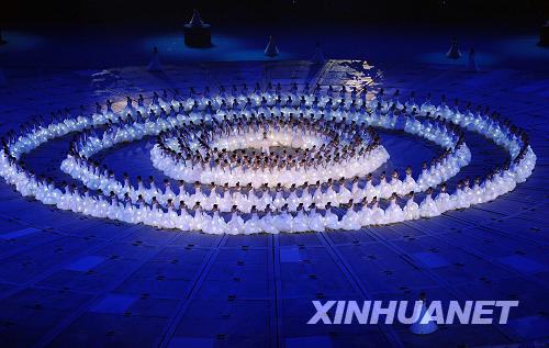 9月6日晚8時(shí)，北京2008年殘奧會(huì)開幕式在國(guó)家體育場(chǎng)——“鳥巢”隆重舉行。這是開幕式上由300多名聾人姑娘表演的舞蹈《星星，你好》。