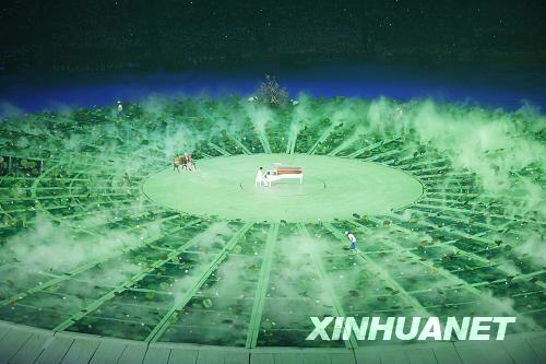 9月6日晚8點(diǎn)，北京2008年殘奧會(huì)開幕式在國(guó)家體育場(chǎng)“鳥巢”舉行。這是盲人鋼琴家金元輝開幕式上演奏。