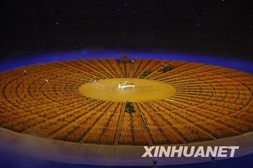 9月6日晚8點(diǎn)，北京2008年殘奧會(huì)開幕式在國(guó)家體育場(chǎng)“鳥巢”舉行。這是盲人鋼琴家金元輝開幕式上演奏。
