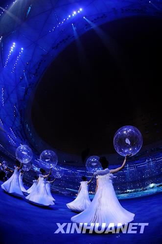  9月6日晚8時，北京2008年殘奧會開幕式在國家體育場——“鳥巢”隆重舉行。這是開幕式上的文藝表演。