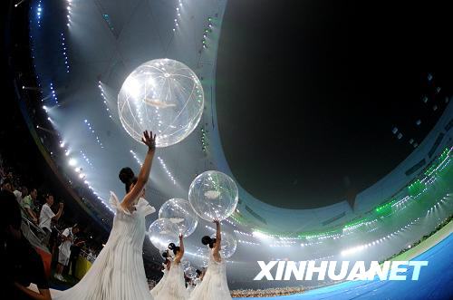 9月6日晚8時，北京2008年殘奧會開幕式在國家體育場——“鳥巢”隆重舉行。這是開幕式上的文藝表演。