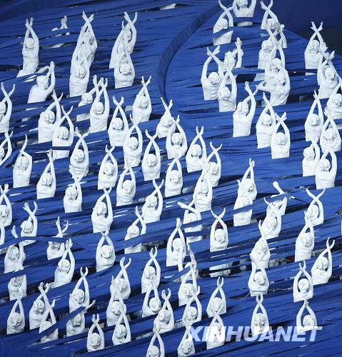  9月6日，北京2008年殘奧會(huì)開幕式在國家體育場(chǎng)“鳥巢”舉行。這是演員在開幕式上表演舞蹈《飛翔》。