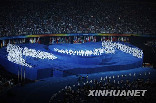  9月6日，北京2008年殘奧會(huì)開幕式在國家體育場(chǎng)“鳥巢”舉行。這是演員在開幕式上表演舞蹈《飛翔》。
