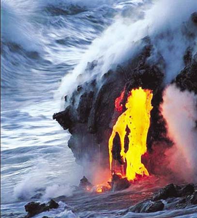 劉易斯和他拍攝的火山巖漿迸濺照片。