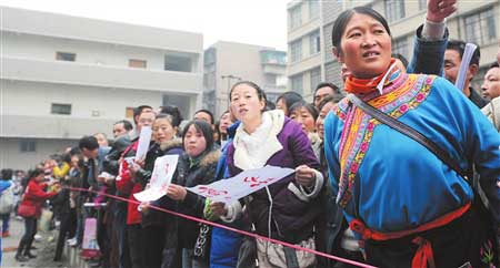 汶川1100名異地復(fù)讀師生返鄉(xiāng)過(guò)年(組圖)