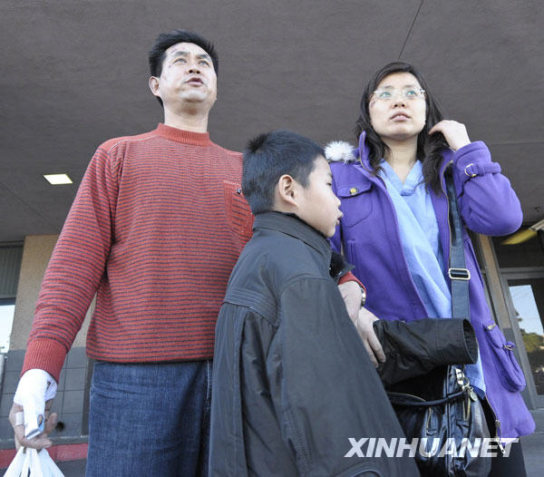 2月1日，在赴美旅游團(tuán)車禍中同受輕傷的游客吳守桂（左）、包瑞華（右）夫婦與兒子吳雙離開美國拉斯韋加斯的一所大學(xué)醫(yī)療中心。目前，在美國遭遇嚴(yán)重車禍的中國上海旅游團(tuán)幾名受輕傷的游客已陸續(xù)出院。