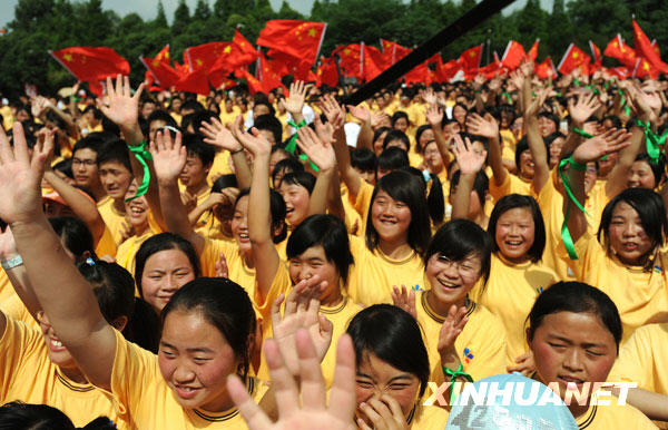 5月11日，北川中學(xué)的學(xué)生們聽成龍等唱歌。