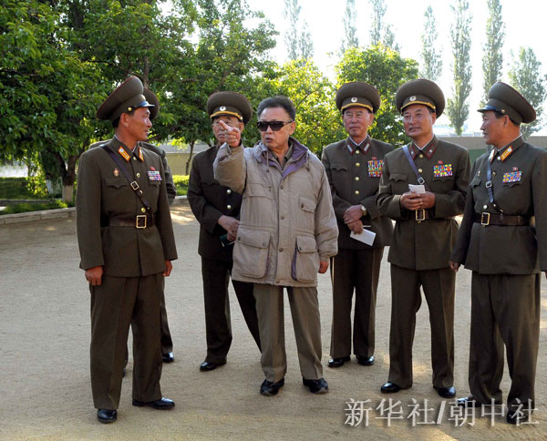 這張朝鮮中央通訊社6月14日播發(fā)的照片顯示，朝鮮最高領導人金正日（中）近日視察人民軍第七步兵師指揮部。金正日在視察中強調，全體人民軍將士要緊握槍桿，更加牢固地保衛(wèi)用鮮血獲取的社會主義成果。朝中社的報道沒有透露金正日視察的具體時間和地點。