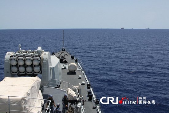 當(dāng)?shù)貢r(shí)間5月15日，海軍第十一批護(hù)航編隊(duì)在驅(qū)離70余艘疑似海盜小艇后，把被護(hù)船舶安全護(hù)送到達(dá)解護(hù)點(diǎn)。 汪漢宗攝影