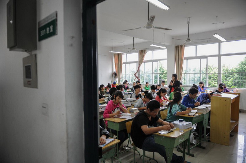 5月21日，學(xué)生在位于靈創(chuàng)科技園的臨時教室里上課。新華社記者 李橋橋 攝 