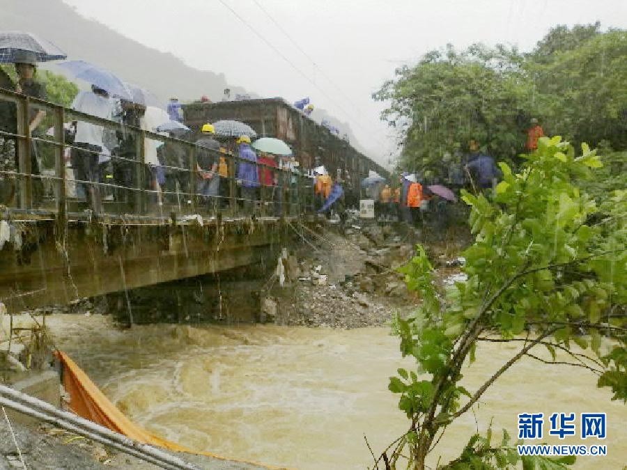 （突發(fā)事件）（3）南昆鐵路因暴雨沖毀道床行車中斷 已造成6趟客車晚點(diǎn)