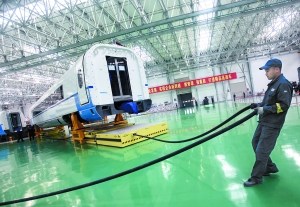中國北車長春CRH380B生產(chǎn)車間　工人用氣動設備將巨大的車體挪動到下一生產(chǎn)環(huán)節(jié)。（圖片來源：新京報）