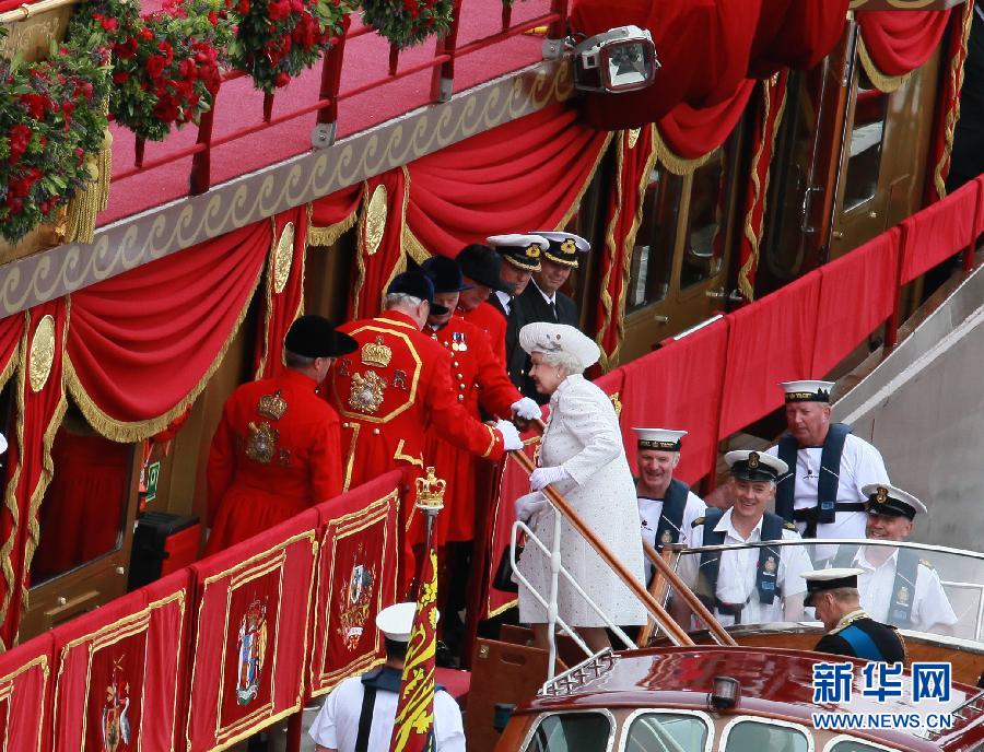 （國(guó)際）（1）英女王登基60周年慶：皇室成員登上“王室之舟”